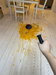 壊れた鍋の取っ手を見てください。