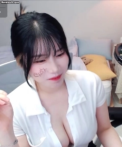 ソ・ナアン、ボタンの開いた白いシャツで大きな胸と胸の谷間を披露