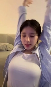 ARTMSヒジンシャツの白いTシャツの膨らんだ胸のラインが伸びています