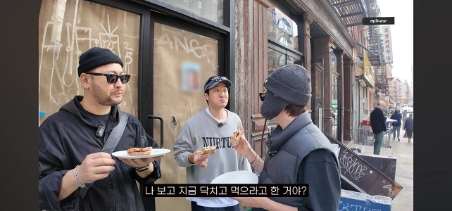 米国ニューヨークで地元のピザを試すエピック・ハイ