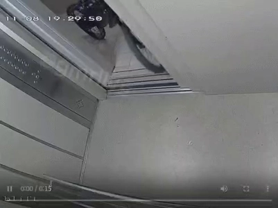 エレベーターに乗ろうとした電動自転車火災