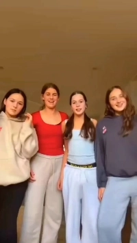 (SOUND)集合写真を撮っているときに、友達がズボンを下ろしました。