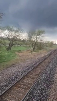 (SOUND)竜巻に襲われた貨物列車