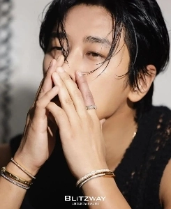 チュ・ジフン、指が気になるグラビア