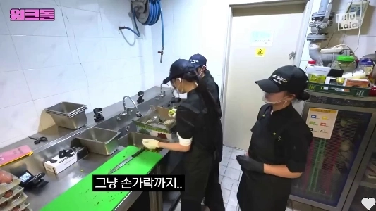 (SOUND)民主的なコメントに笑顔を強要する大学のアルバイトの先輩