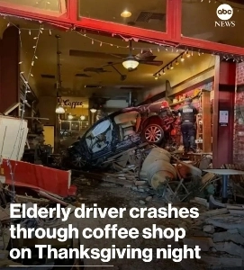 (SOUND)90代の男性が全速力で喫茶店に突入した。