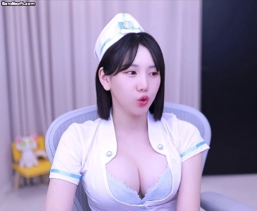 水色のレースブラがはみ出るナースルック、子供っぽい胸の谷間