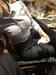 会社の食事会でお酒を強要する女性上司 jpg