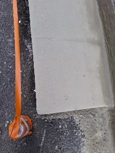 セメントが硬化中です。踏まないでください。