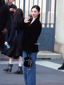 カリーナは前髪でハイライトを与えた