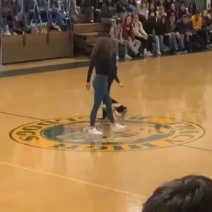 (SOUND)ん?) 彼は椅子を盗んで立ち去りました。