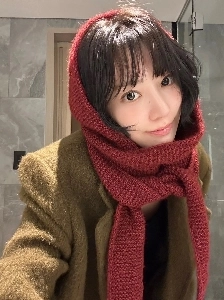 さくらが自分で編んだフード付きマフラー。