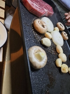 ワイン2本、牛肉9パック