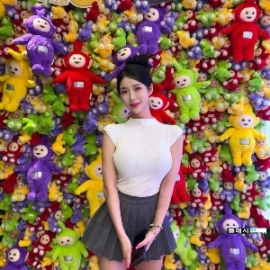 あどけない顔の裏に隠れたレーシングガール、リー・シア