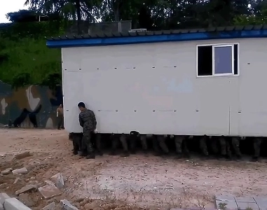 チュ監督の動くコンテナ城。