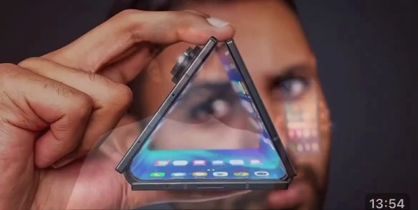 (SOUND)サムスンの3画面携帯電話の実物が公開された。