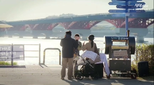 (SOUND)ローストスイートポテトのオーナーは、歌を聞いたら無料でそれをくれます。