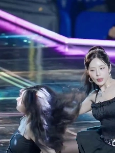 フロア振り付けをするフロミスナインのポニーテール、パク・ジウォン、歯茎の太もも、胸の谷間