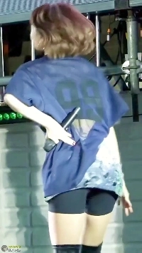 お尻が抜けてボックスティーが引っかかって尻を突き出すリセラフィム99番キム・チェウォン。