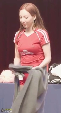 ナヨンは膝掛けを開ける。むっちり赤いホットパンツのYゾーン太もも