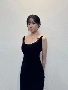 授賞式に来たチョ・ユリ、黒いドレスで微妙な胸の谷間を披露 – MAMA