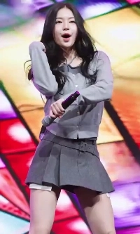 C.アイザに滞在してください。翻るグレーのスカート、パンツ、ヒラヒラの太もも