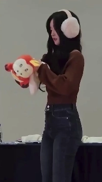 ジーンズは横にすると怒る、お尻はトリプルSキム・ユヨンにフィット