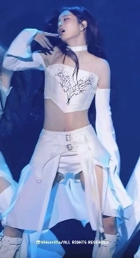 (SOUND)Nmixのソリョンの白いフリルスカートとお尻が激しくくるくる回っています。