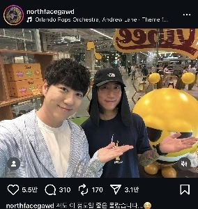 Orbitと一緒に写真を撮ったラッパー・ノースフェイス神