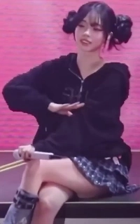 ステージの床に座りながら尻を押さえつけられるプッカヘアーのエスパ・カリーナ