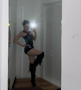 エスパ寧寧、まるで水着のような黒い衣装、胸の谷間ミラー自撮り