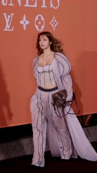 (SOUND)BLACKPINKリサ、韓国イベントで大胆衣装