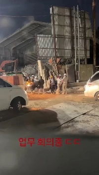 (SOUND)ハードワークミーティングに参加する外国人労働者