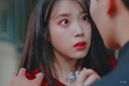 涙を流すチャン・マンウォルとIU。 GIF