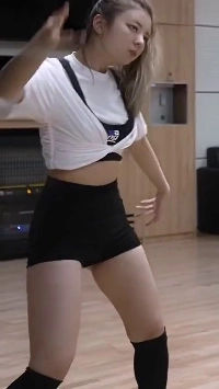 ITZY Liaの下半身骨盤はタイトなバイカーパンツ+ニーソックスを履いて練習中