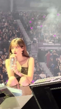 (SOUND)ハムトリTWICEサナ、しゃがんで水を飲みながらファンとコミュニケーション