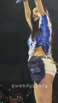 白いホットパンツを履いてバレエのターンをするTwiceのツウィ