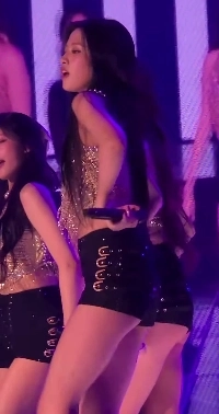 アン・ユジンの金色のランジェリー姿、流れるようなストレートヘアと太ももを下から撮影