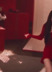 赤いボレロ サイドにスリットが入ったセクシーなワンピース フロミス ナインのイ チェヨン