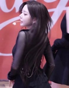 Uネック、胸の谷間が控えめなブラックドレス Triple S チョン・ヘリン