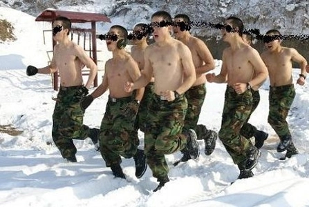 冬の前で上着を脱ぐ軍隊