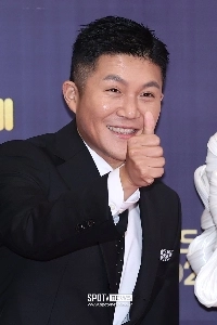 チョー氏の男性セレブのコレクション「Trustworthy.jpg」