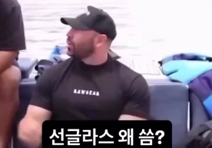 (SOUND)ふーむ？？なぜ男性は海辺でサングラスをかけるのでしょうか？