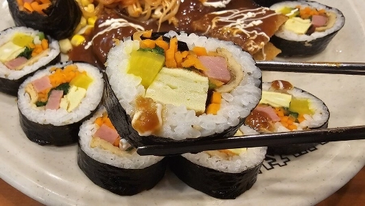 キンパを食べてみると、野菜が少ないように感じました。