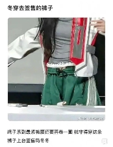 冬はジョングクがパンツとスリッパを履いてファンサイン会に参加しているようです。jpg