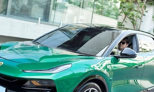 車に乗るチョ・ジヌン