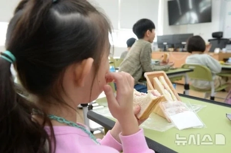 ストライキにより代替食を食べる小学生（本日現在）