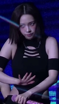 (SOUND)カリーナのショートヘアと中くらいの長さの黒いモノキニは、胸の谷間に穴が開いているように見えます。