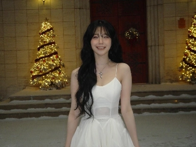 白い紐タンクトップ、豊満な胸の谷間、Fromis Nineペク・ジホン – ‘White Longing’ MV