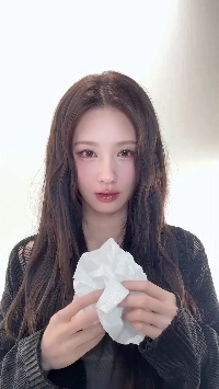 (SOUND)ティッシュを手に義兄たちを見つめるミヨンさん、子供たち。